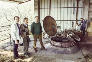 D. Gary Young, Henri Viaud a Jean-Noël pojednávajú o destilačnom procese